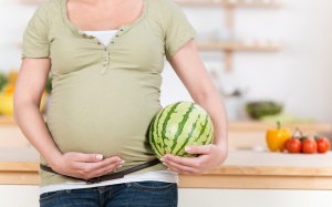 Vì sao bà bầu nên ăn dưa hấu?