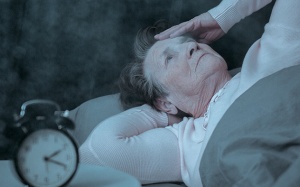 Người già ngủ không ngon giấc: Điều trị thế nào?