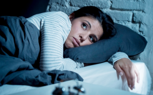 Phụ nữ mãn kinh bị mất ngủ, ngủ chập chờn: Ảnh hưởng gì đến sức khỏe? 