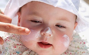 Trẻ nhỏ có nên dùng kem chống nắng?