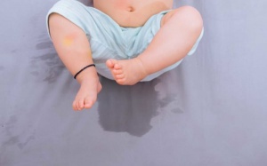 Trẻ đái dầm dễ bị hăm: Nên làm gì?
