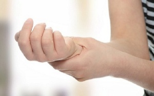 Run khi cầm nắm sau viêm màng não có nguy hiểm không? Cách chữa trị thế nào?