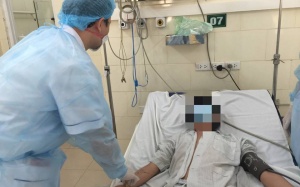 Sốt cao và nôn nhiều, bệnh nhân nhập viện vì nhiễm vi khuẩn não mô cầu