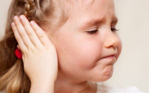 Trẻ bị viêm tai giữa: Cách giảm đau và phòng ngừa tái phát