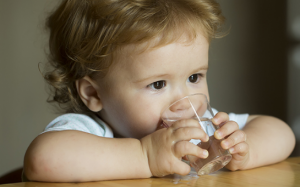 7 dấu hiệu cho thấy trẻ bị mất nước