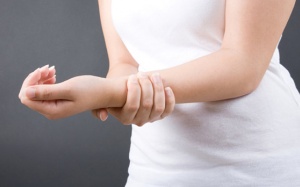 Đau nhức cánh tay ở người bị đái tháo đường, điều trị thế nào?