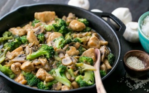 Gà xào bông cải xanh và nấm: Đơn giản mà ngon miệng cho bữa cơm chiều
