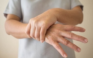 Run tay không kiềm chế được là bệnh gì?