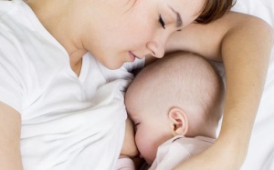 Bé muốn bú sữa mẹ cả đêm: Có phải bé đang bước vào tuần khủng hoảng?