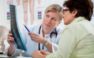 Có nên bổ sung vitamin D liều cao để phòng ngừa loãng xương?