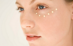 Nên dùng kem dưỡng mắt vào buổi sáng hay buổi tối?