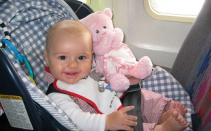 Trẻ bị viêm tai đi máy bay có an toàn không? 