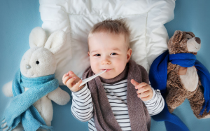 Trẻ bị cảm lạnh có nên đi máy bay không? 