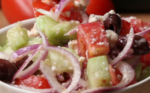 Cách làm salad kiểu Địa Trung Hải tươi mát cho ngày Hè