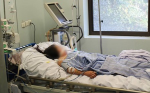 Sốt cao kèm tiêu chảy, người phụ nữ nguy kịch vì viêm não mô cầu