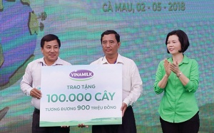 Vinamilk trồng 10 vạn cây xanh và trao tặng hàng ngàn ly sữa tại cực Nam Tổ quốc