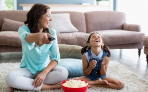 Vừa ăn vừa xem tivi có hại gì? 