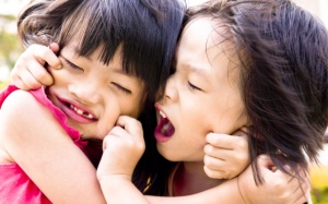 Tại sao trẻ hay cào, cắn người khác? 