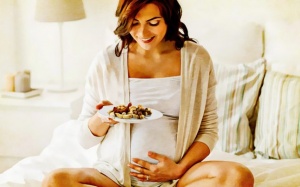 Bà bầu ăn me: Lợi cho cả mẹ và con