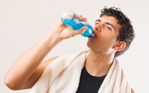 Có nên uống nước uống thể thao thay thế cho nước lọc? 