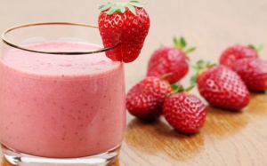Mách bạn cách làm sinh tố dâu tây tươi mát cho ngày Hè