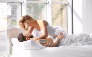 Vì sao bạn nên làm 'chuyện ấy' vào buổi sáng?