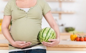 Vì sao bà bầu nên ăn dưa hấu?