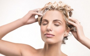 Tẩy tế bào chết cho da đầu bằng đường nâu