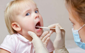 Trẻ bị viêm họng: Những triệu chứng điển hình và cách điều trị tốt nhất
