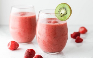 Smoothie dâu tây kiwi cung cấp năng lượng cho ngày mới
