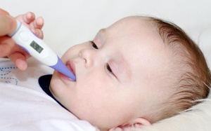 Trẻ sốt cao chân tay lạnh có nguy hiểm?
