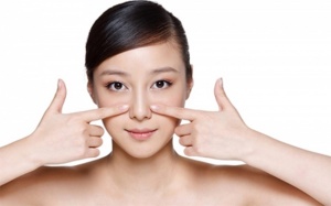 Muốn trị mụn trứng cá trên mũi và trán, cằm phải làm sao?