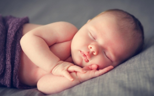 Trẻ sơ sinh ngủ nhiều có tốt không?