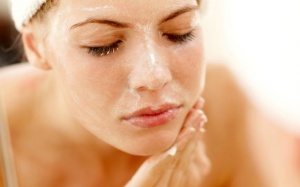 11 cách rửa mặt sai lầm khiến da bạn xấu đi trông thấy