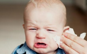 Trẻ bị viêm phế quản có cần dùng thuốc kháng sinh?