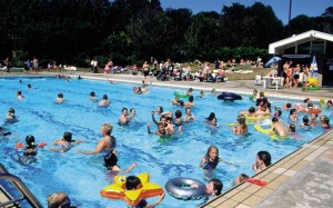 Thích đi bơi: Cẩn thận 'dính' phải 7 vấn đề sức khỏe này