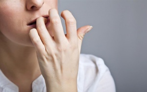 Còn trẻ nhưng chân tay lúc nào cũng run điều trị như thế nào?