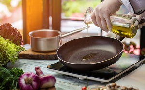 Infographic: Bạn đã biết chọn dầu ăn lành mạnh, phù hợp cho từng món ăn?