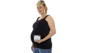 Tại sao bà bầu thèm ăn đá lạnh khi mang thai?