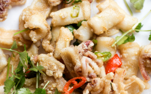 Mực tẩm bột chiên kiểu mới: Giòn ngon, thơm cay ai cũng thích