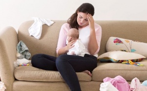 Vì sao phụ nữ dễ bị trầm cảm sau sinh?