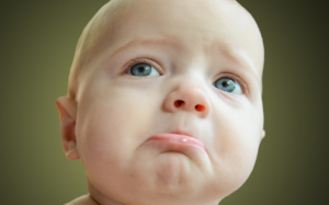 Trẻ sơ sinh không cười có đáng lo? 