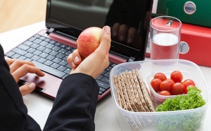 Infographic: 12 món ăn nhẹ giúp bạn tỉnh táo khi làm việc