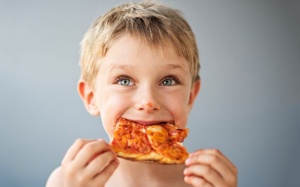 Trẻ bị sởi muốn khỏi nhanh cần ăn gì và tránh ăn gì?