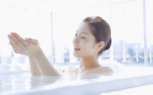 Tắm bồn nước nóng có thể giảm nguy cơ đau tim, đột quỵ?