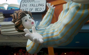 Phải làm gì khi trẻ bị ngã từ trên giường xuống đất?