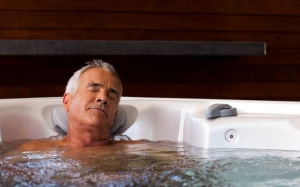 Thực hư tắm nước nước nóng giúp người già giảm nguy cơ mắc bệnh tim