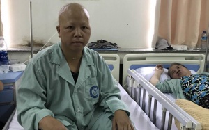 Xót thương cảnh 2 mẹ con người dân tộc nhịn ăn để dành tiền chữa bệnh