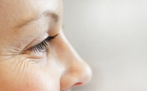 Những cách tự nhiên giúp làm mờ vết chân chim hiệu quả