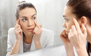 Thiếu vitamin C, ngoài da khô, dễ bong tróc còn những dấu hiệu này